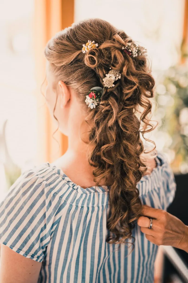 Sabine beim professionellen Glätten von langem dunklem Haar einer Kundin