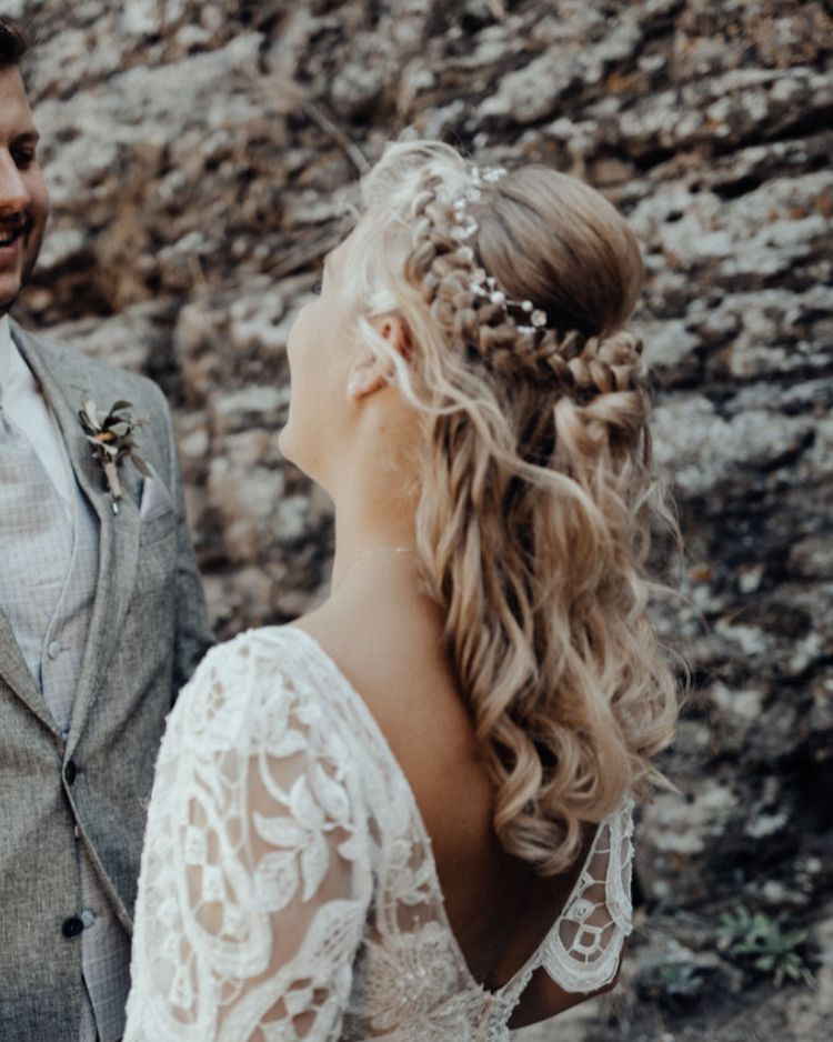 Blonde Braut mit geflochtener Hochsteckfrisur und Perlen-Haarschmuck