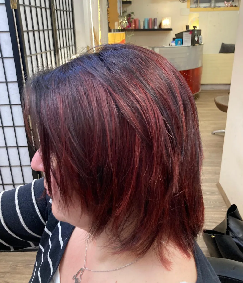 Zwei Bräute von hinten mit eleganten Hochsteckfrisuren am Strand